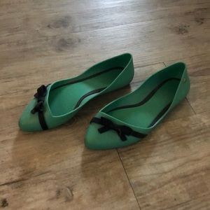 Asymmetric green flats